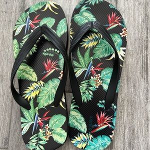 OLD NAVY FLIP FLOPS  NWOT. size. 8-9 Hawaiian print